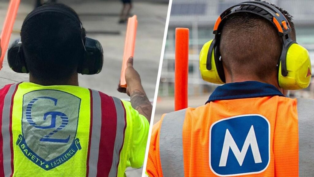 Dos trabajadores de Menzies Aviation, en una imagen de archivo.