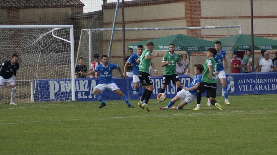 Una jugada en el área del Villaralbo