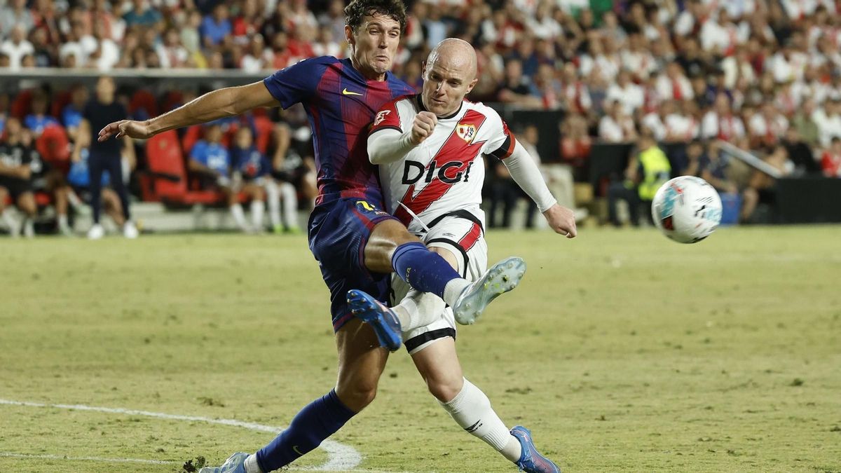 Christensen, la défense du Barça, avance à Isi Palazón, le joueur Rayo, à Vallasas.