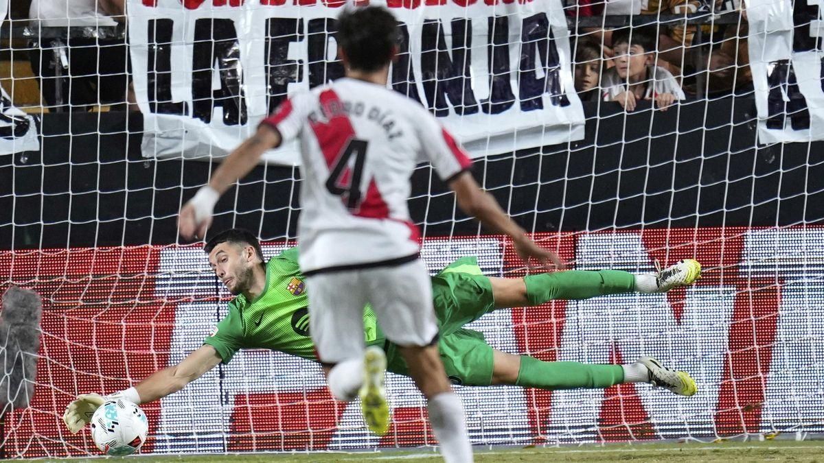 Joan Garcia arrête une balle de Pedro Díaz, ce dimanche à Valcas.