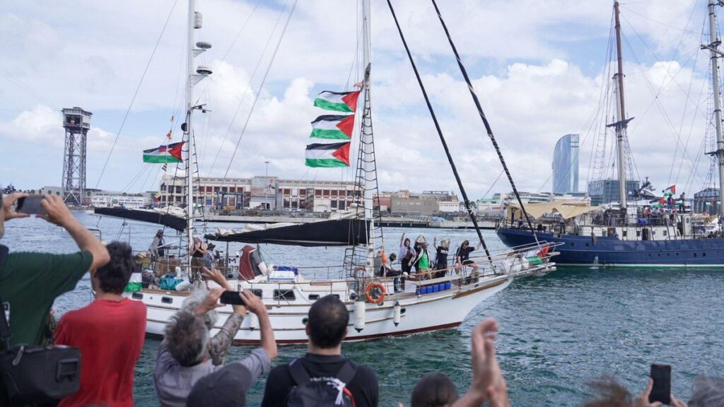 La Flotilla solidaria con destino a Gaza zarpa del puerto de Barcelona, este domingo.