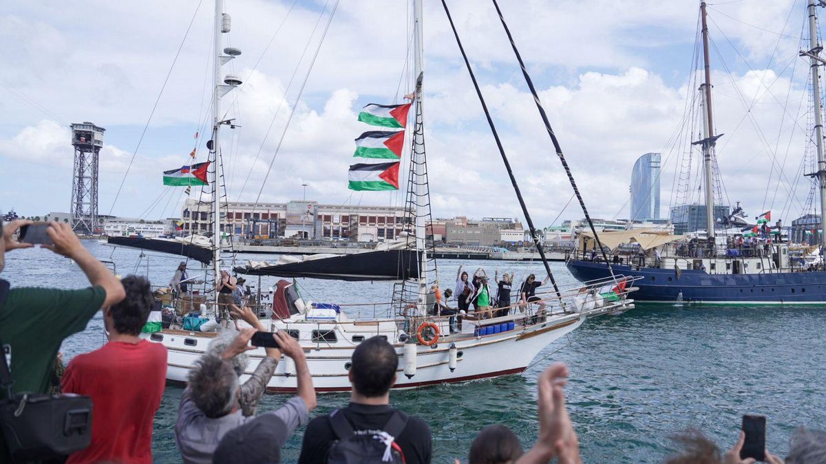La Flotilla solidaria con destino a Gaza zarpa del puerto de Barcelona, este domingo.