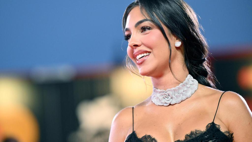 Georgina Rodríguez, souriant, posant devant les médias.