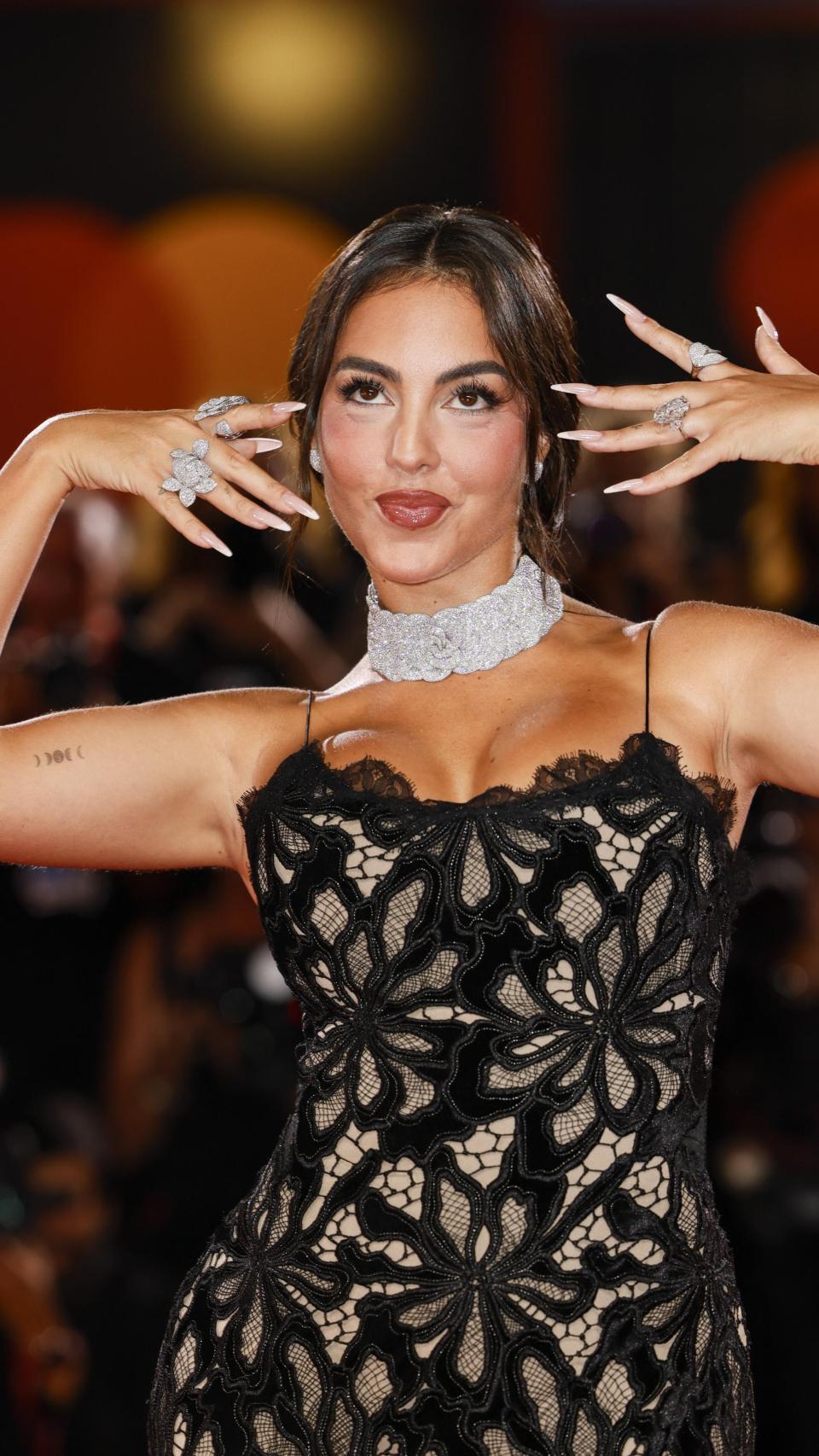 Georgina portant sa bague de fiançailles.