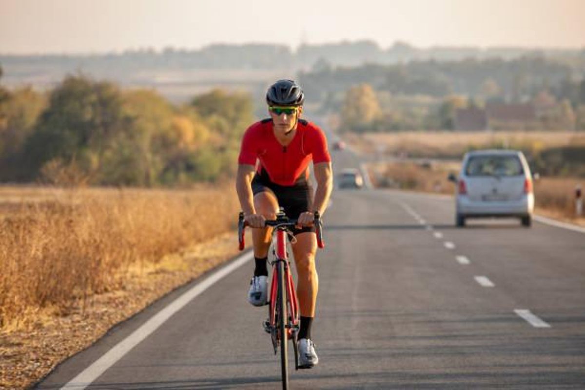 Un cycliste sur la route