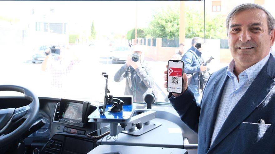 El consejero de Movilidad, José Luis Sanz Merino, estrena el bono Buscyl, que permite desde este lunes montar gratis en algunas rutas de transportes y a finales de mes en todas.
