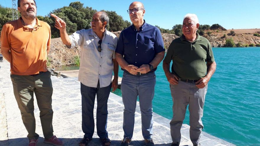 Fernando González (segundo izquierda) junto a autoridades en la apertura del área fluvial de la cantera de San Vicente.