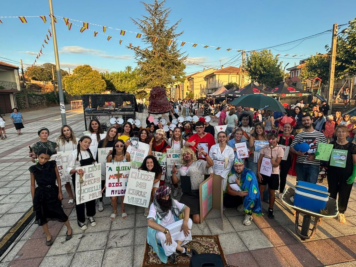 Les voisins posent sur une photo de famille lors de l'un des événements festifs.