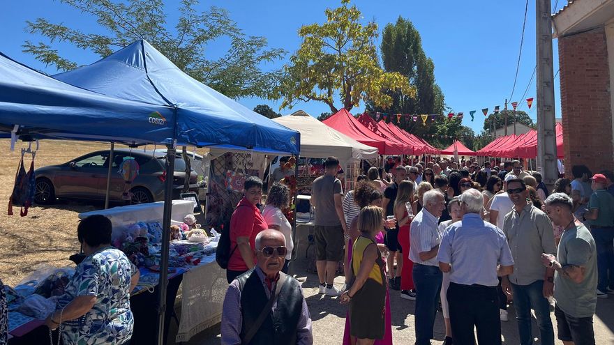 Puestos del primer mercado artesano celebrado en Carbajosa.
