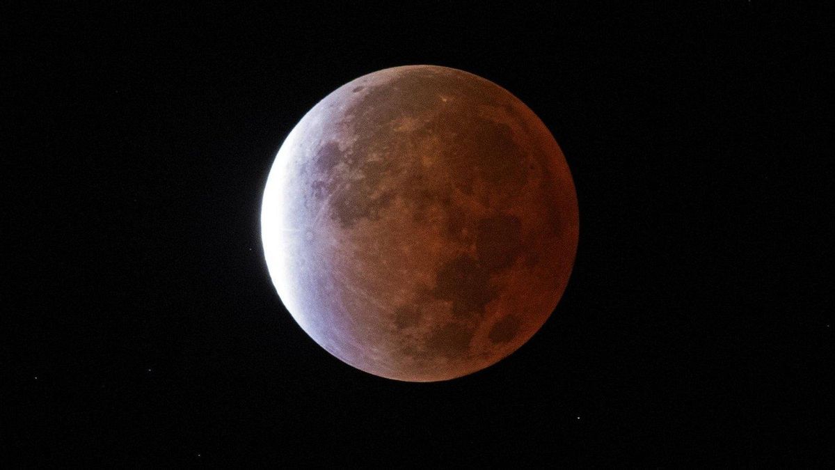 La lune, éclirée par la Terre