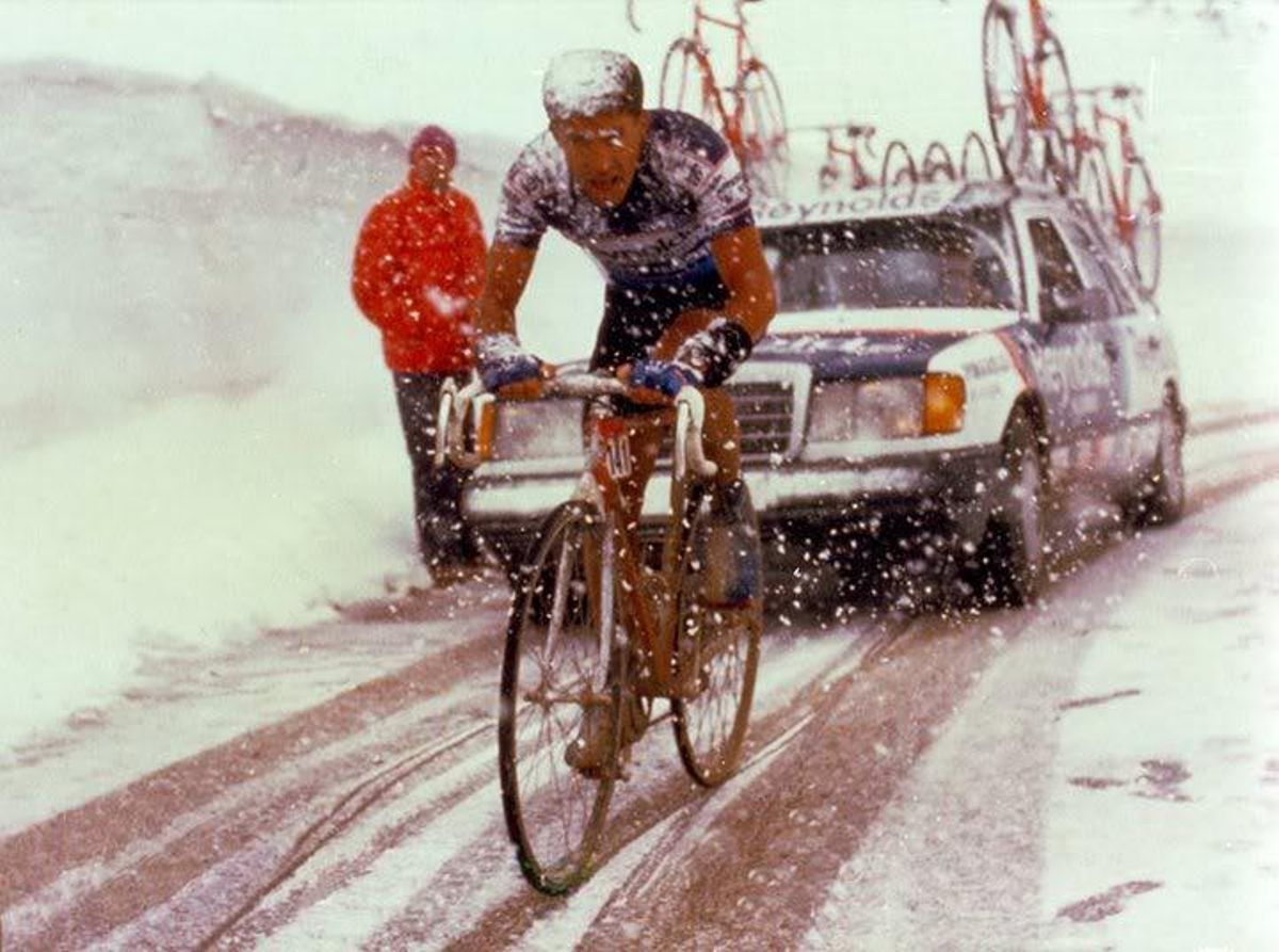 Photo historique de Perico, à la montée de la Gavia, dans le tour de 1988.