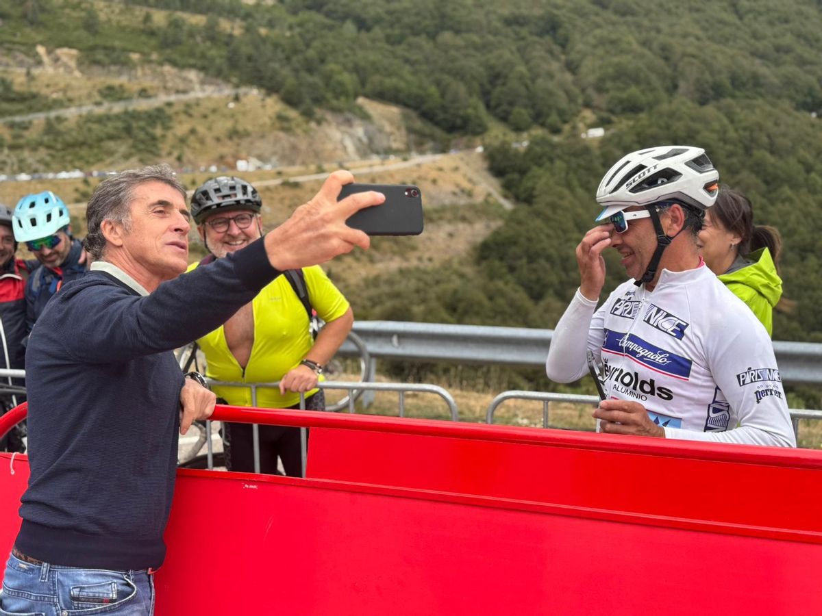 Delgado Fait un «selfie» avec un suivant au sommet de Valdezcaray, dans le Retour.