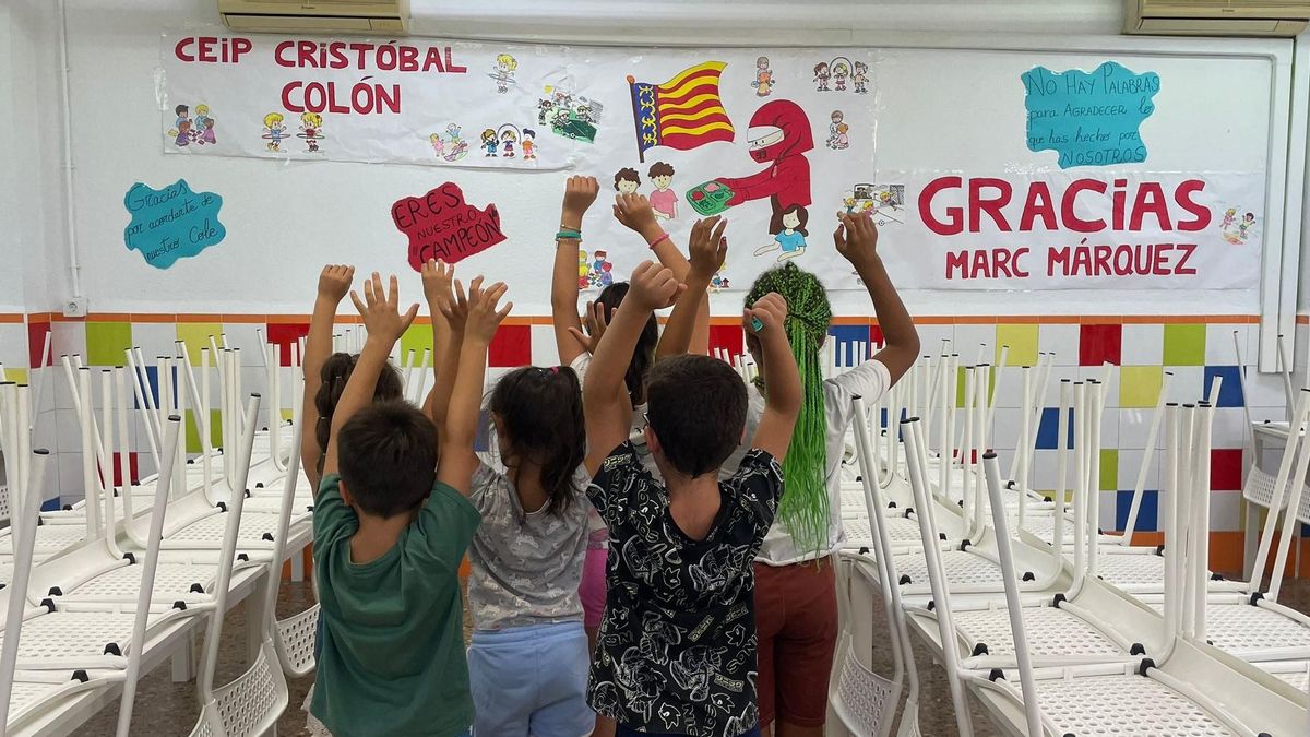 Alumnos del colegio Cristóbal Colón agradecen, graciosamente, a Marc Márquez la ayuda prestada. man
