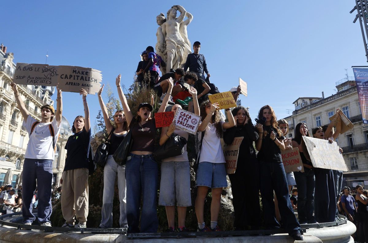 Les jeunes de Montpellier, le jour de la protestation se sont réunis en France sous la devise 'Bloquons Tout" (Bloquons tout), contre les coupes budgétaires recherchées par le président Macron.