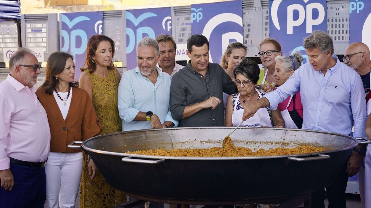 Los representantes del PP, junto a Feijóo, este viernes en Alhaurín