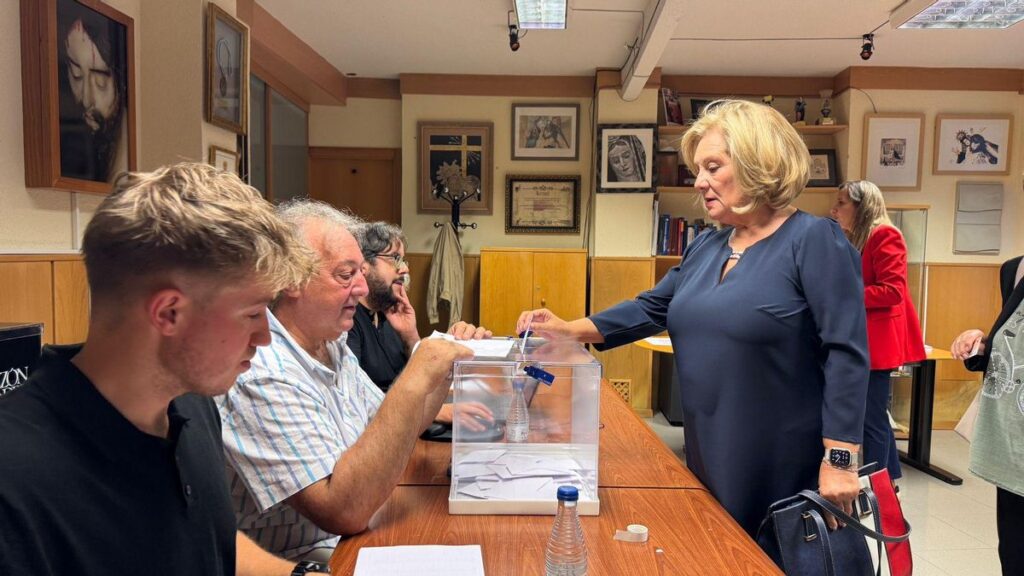 Isabel García Prieto vota en las elecciones de Nuestra Madre.