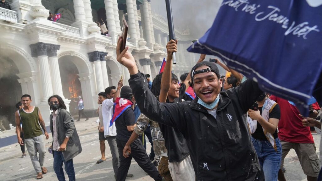 Protesta frente a la sede de varios ministerios del Gobierno de Nepal, este martes en Katmandú.