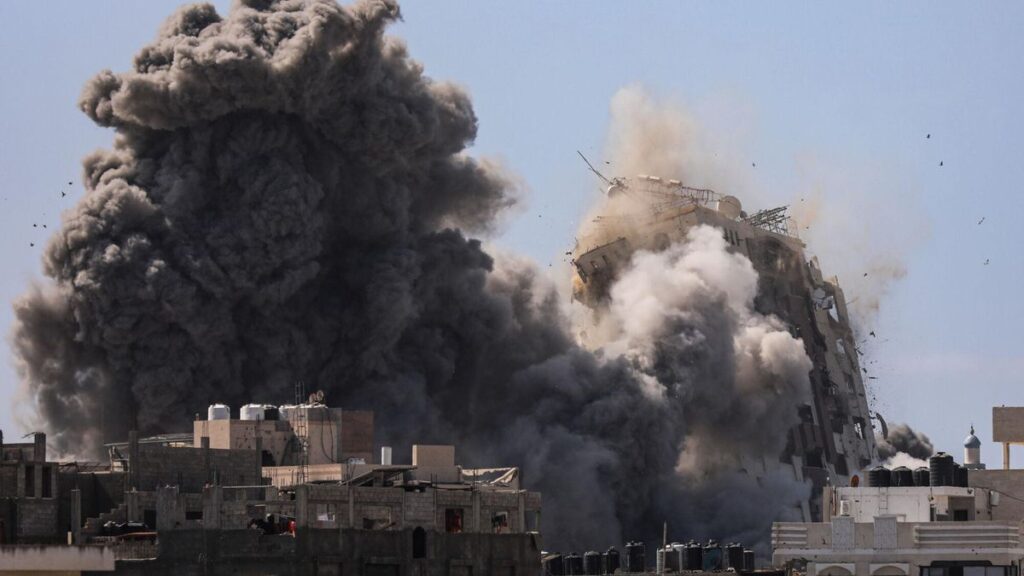El humo se eleva desde la torre Al-Ghafri, tras ser alcanzada por un ataque aéreo israelí.