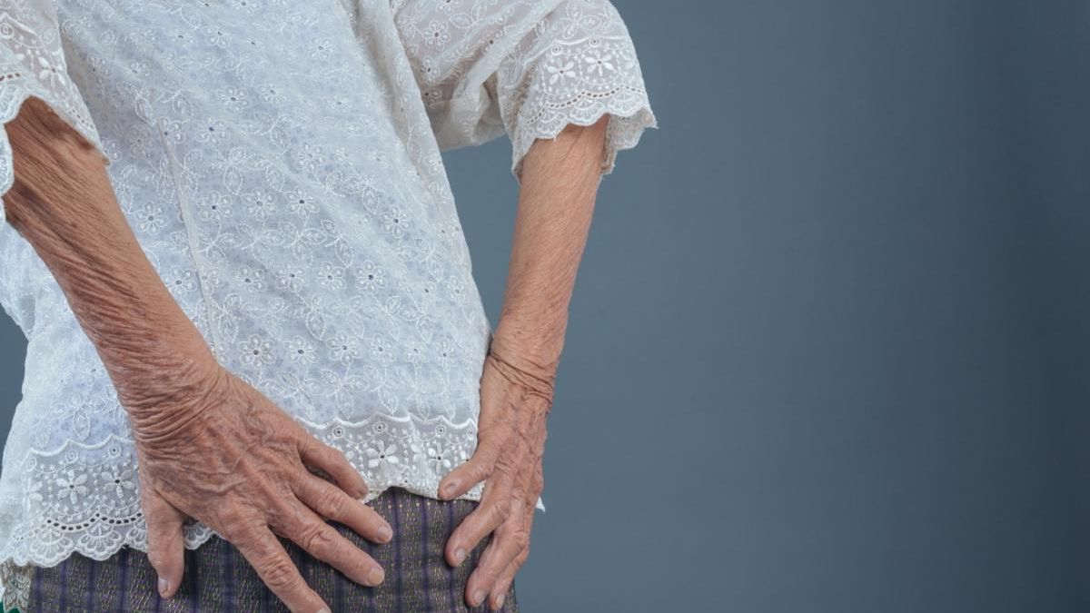 Ni dolor de espalda ni hernia discal: los signos de alarma que deben hacerte sospechar de un tumor vertebral