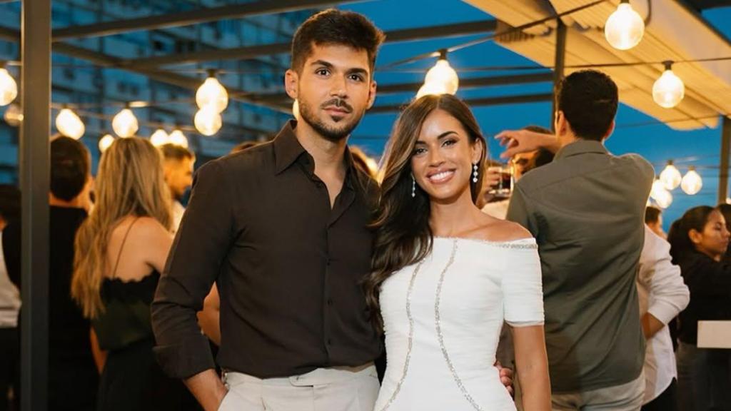 Rocío Camacho, avec une conception de la collection Victoria, avec Guillermo Ayson dans sa pré-jumelle.