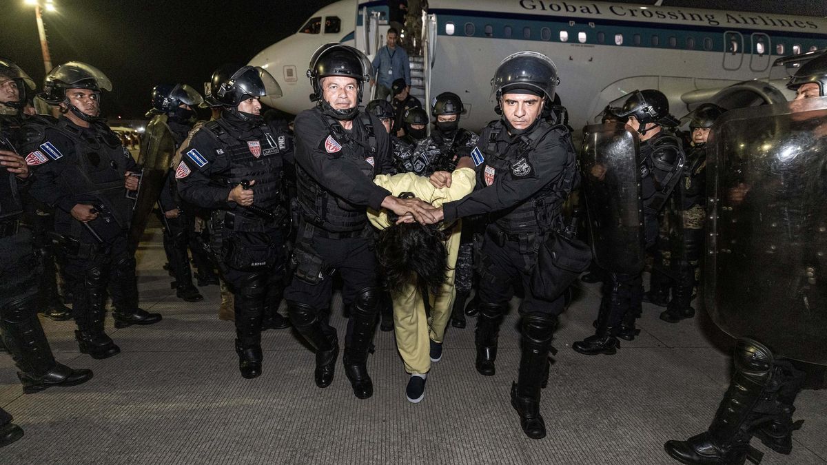 Agentes de la Policía de El Salvador custodian la llegada a San Luis Talpa, una cárcel para "terroristas", de un importante miembro del Tren de Aragua.