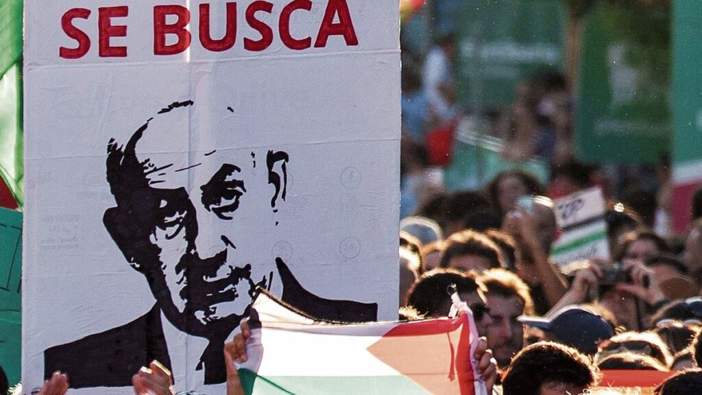 Manifestantes pro Palestina en la última etapa de la Vuelta en Madrid.