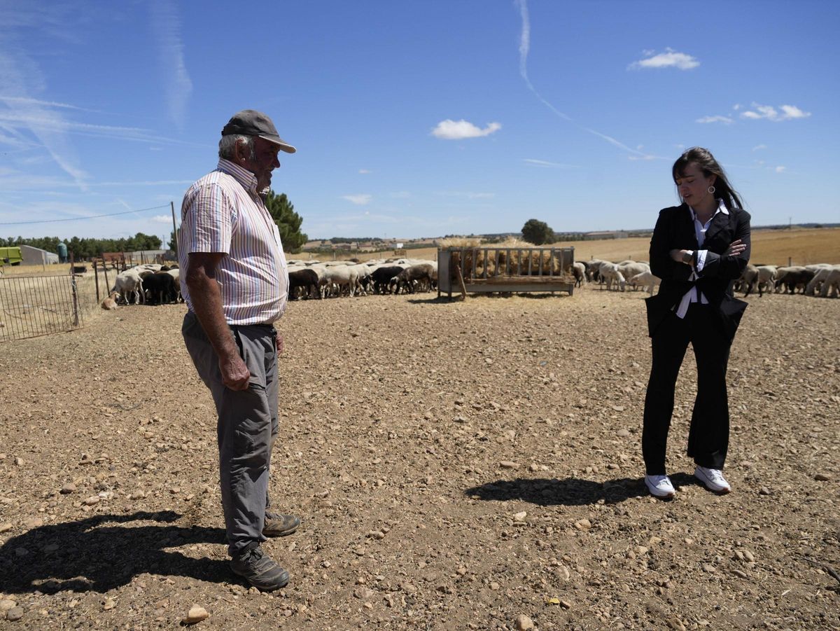 Patricia et Juan Isidro à côté du Cabaña de Ovino et Caprino qui gardent dans le cube de vin, le dernier actif.