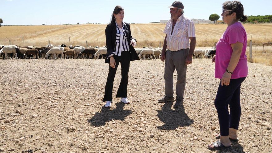Patricia con sus padres, Juan Isidro y Charo Pérez, los últimos ganaderos de ovino en El Cubo de Tierra del Vino.