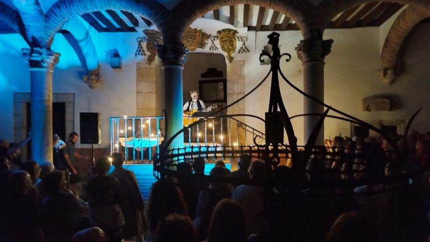 Shuarma toca en la casa de Antonio Pedrero en la Noche Blanca del Románico.