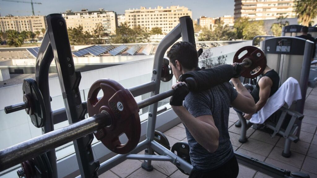 Un par de varones realizando ejercicios de fuerza en un gimnasio de València en una foto de archivo.