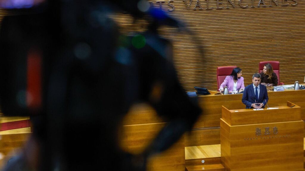 Carlos Mazón interviene en la tribuna de las Corts en un pleno.