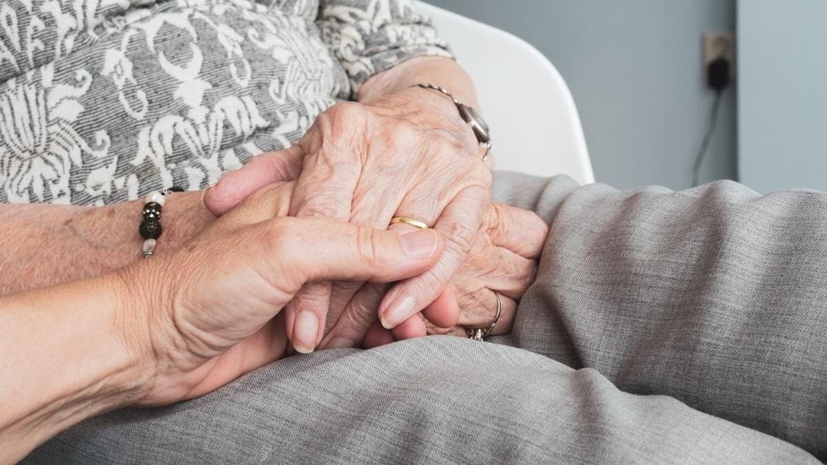 ¿Oyes cada vez peor? Deberías preocuparte porque podría ser un síntoma de demencia