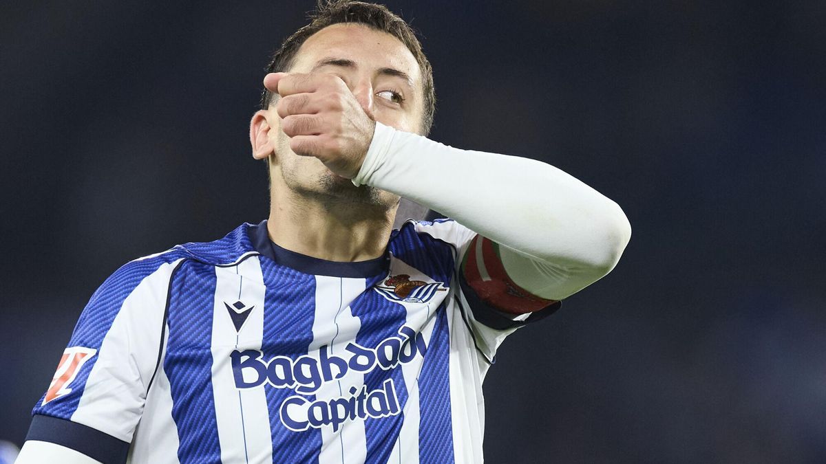 Mikel Oyarzabal celebra el gol de la victoria.