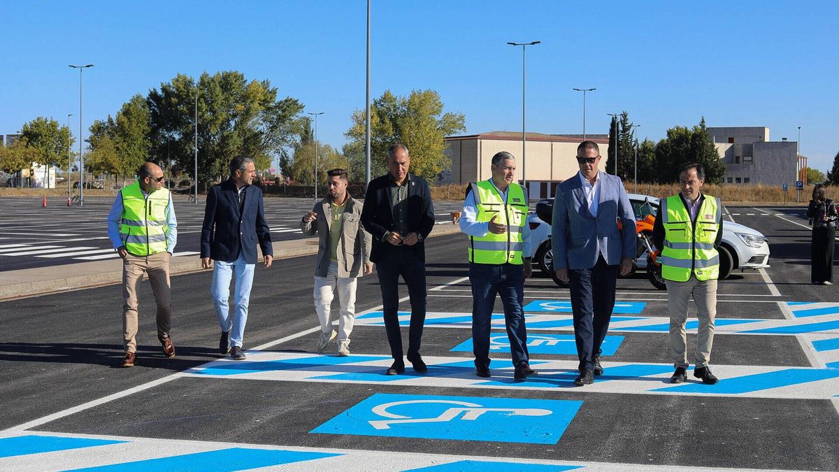 El presidente de la Diputación de Zamora, Javier Faúndez Domínguez, recibe las obras ejecutadas del "Proyecto de pavimentación y señalización en aparcamientos y viales del recinto ferial IFEZA"