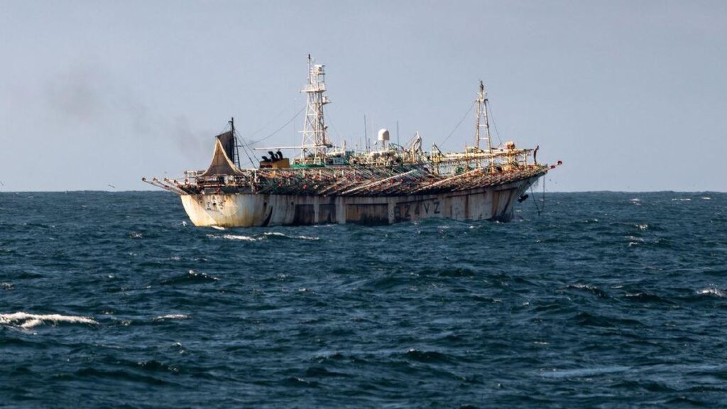 Un barco potero chino dedicado a la pesca del calamar