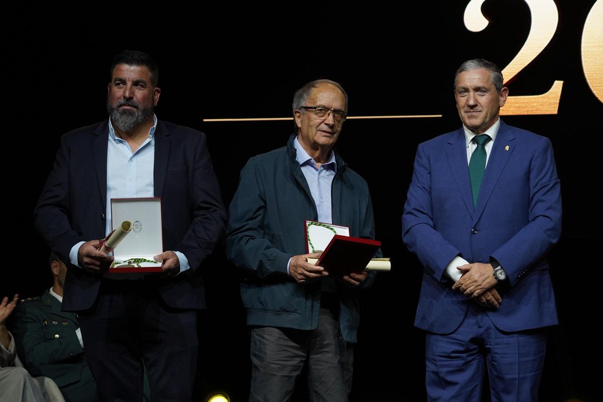 Rural World Award pour les Pendones de Fariza, par la main du président du Diputación, Javier Faúndez.