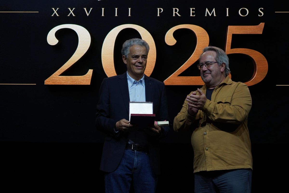 Gerardo Hernández de Luz, président de CB Zamora, comprend le Sports Award du maire de Zamora, Francisco Guarido.