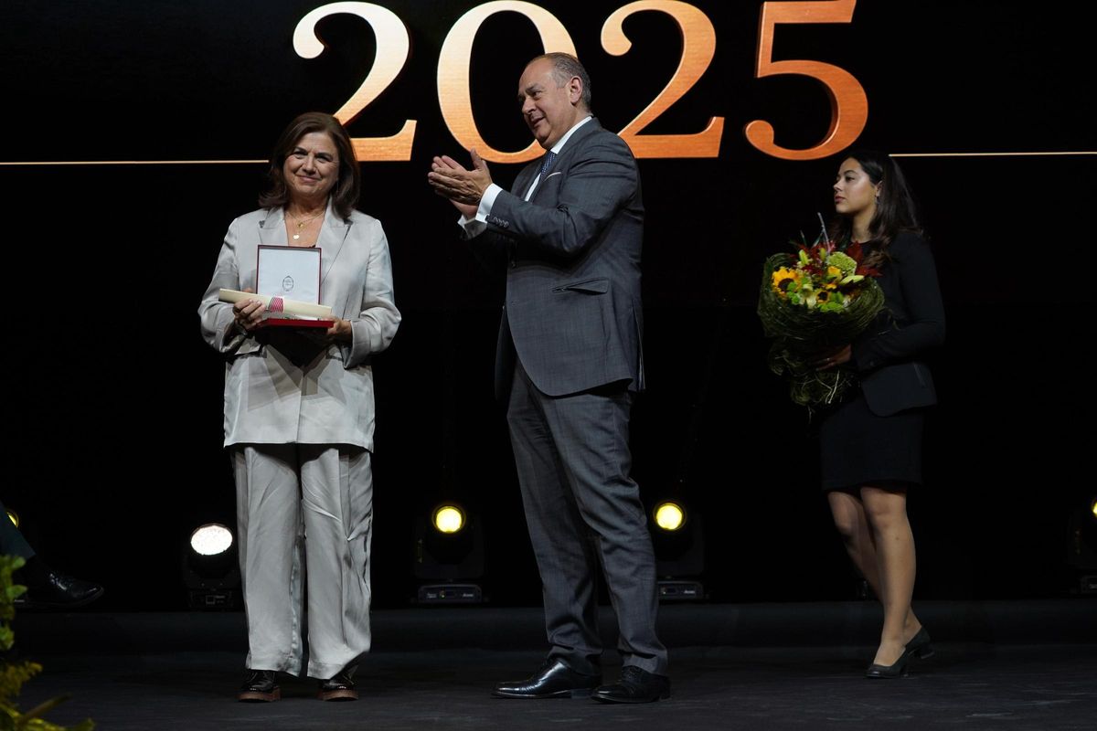 Le journaliste Sanabresa Lucía Méndez, l'illustre prix Zamorano. Livraison Nicanor Santos, présidente de Caja Rural de Zamora.