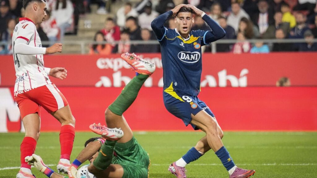 Paulo Gazzaniga captura el balón ante Roberto Fernández.