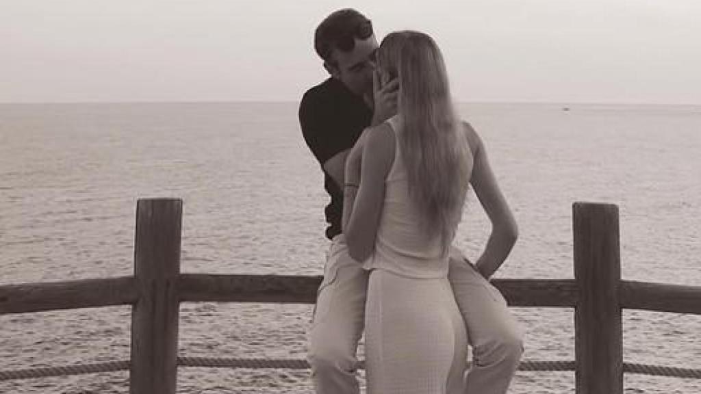 Enrique et Ana, s'embrassant.