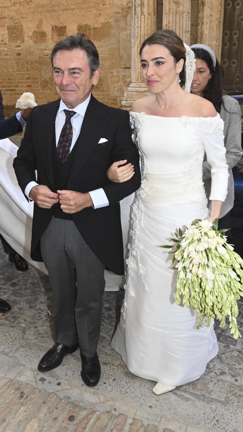 Julia et Son Père, Luis, arrivant à l'Église.