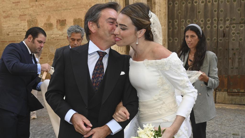 Julia Bolaños, du bras de son père, Luis Bolaños, à son arrivée dans l'église.