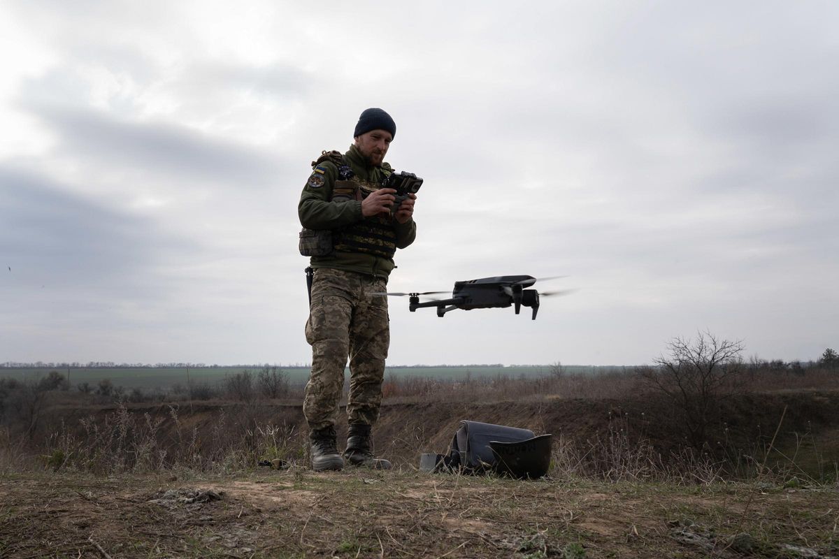 Archives - Une militaire d'Ukraine pendant une pratique avec des drones