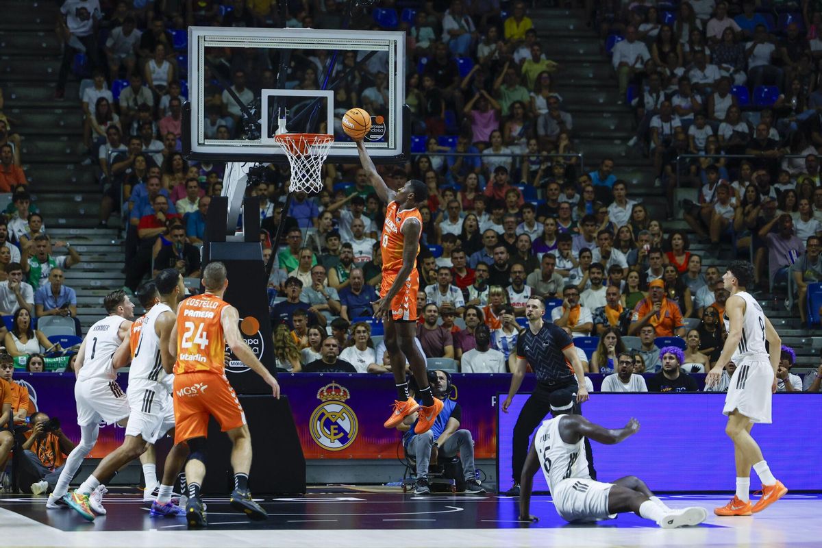 Malaga, 09/2025.- Omari Moore, de Valencia Basket, entre pendant la finale d'Enddesa Super Copa, entre le Real Madrid et le panier de Valence, à Malaga (Andalousie). Efe / Jorge Zapata