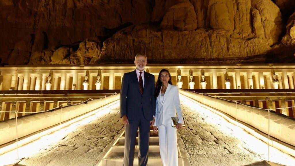 Felipe VI y Letizia, este jueves, ante el templo de Hapshepsut, en Luxor (Egipto).