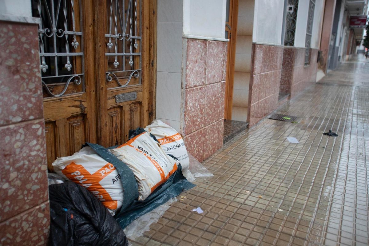 Sacs pour protéger l'intérieur de la basse eau à Algemesí