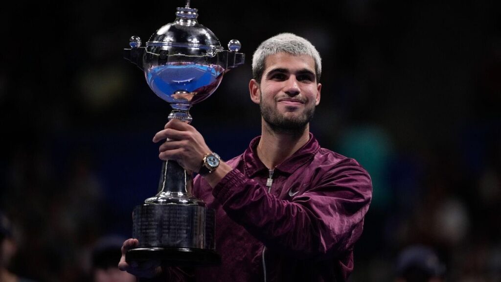 Alcaraz, con su trofeo de ganador del ATP 500 de Tokio.