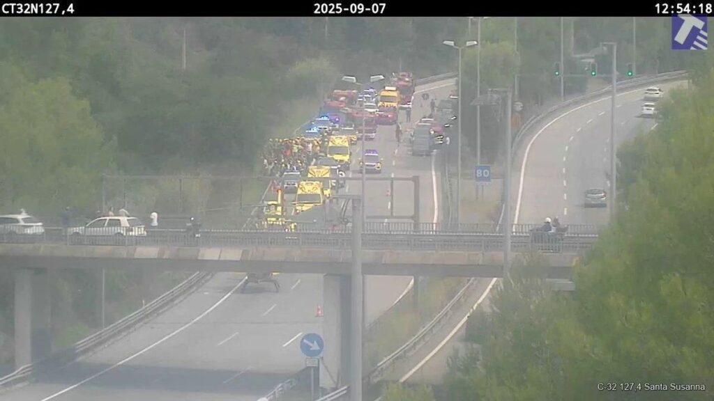 Circulación cortada en la C-32, a la altura de Santa Susanna, por el accidente de un autobús con 70 pasajeros