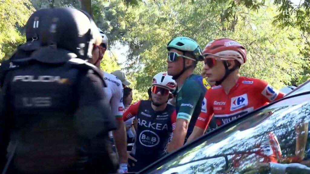 Los ciclistas, escoltados por la policía.