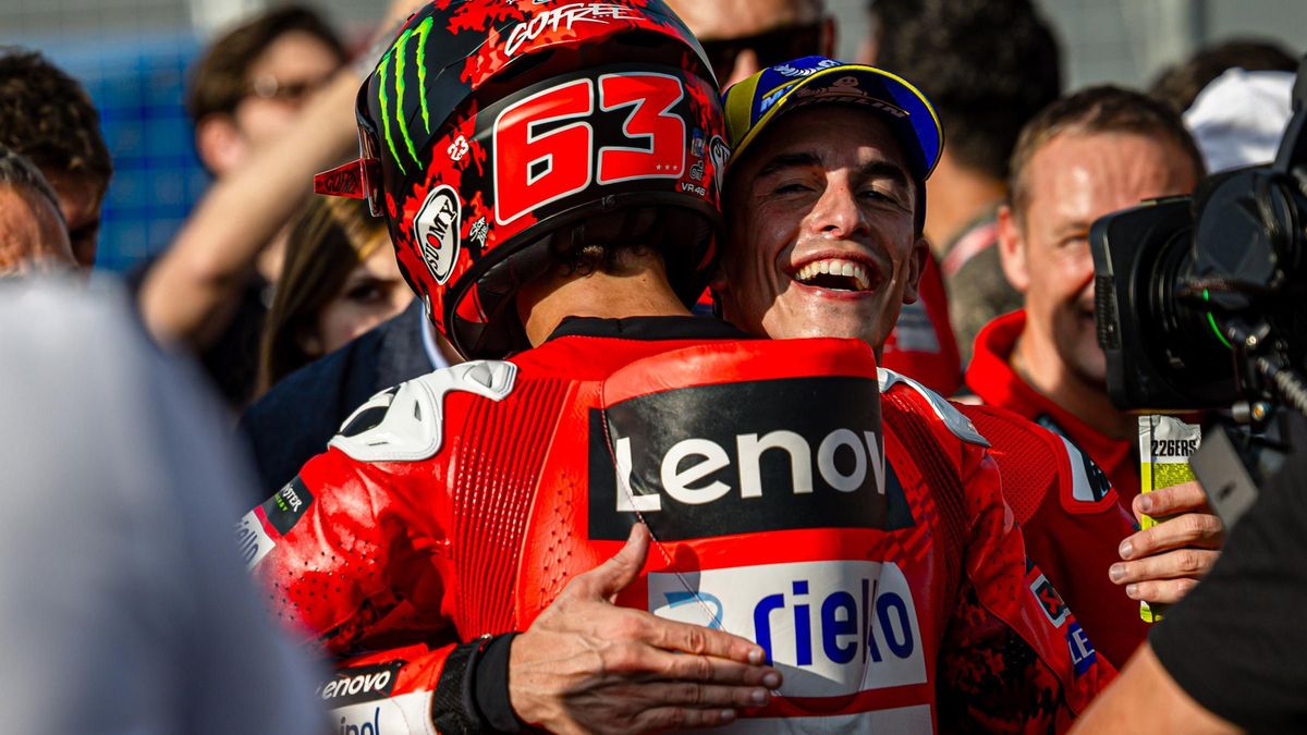 Marc Márquez (Ducati) ha sido el primero, hoy, en felicitar a 'Pecco' Bagnaia por su victoria en Motegi.